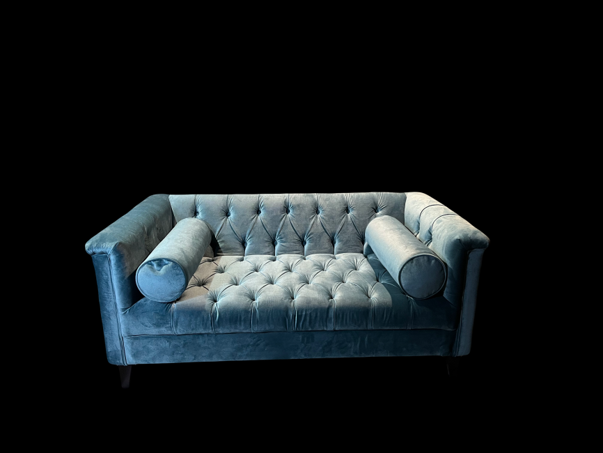 Classic Chester cu design elegant, capitonat cu nasturi, brațe rulate și detalii rafinate, perfect p