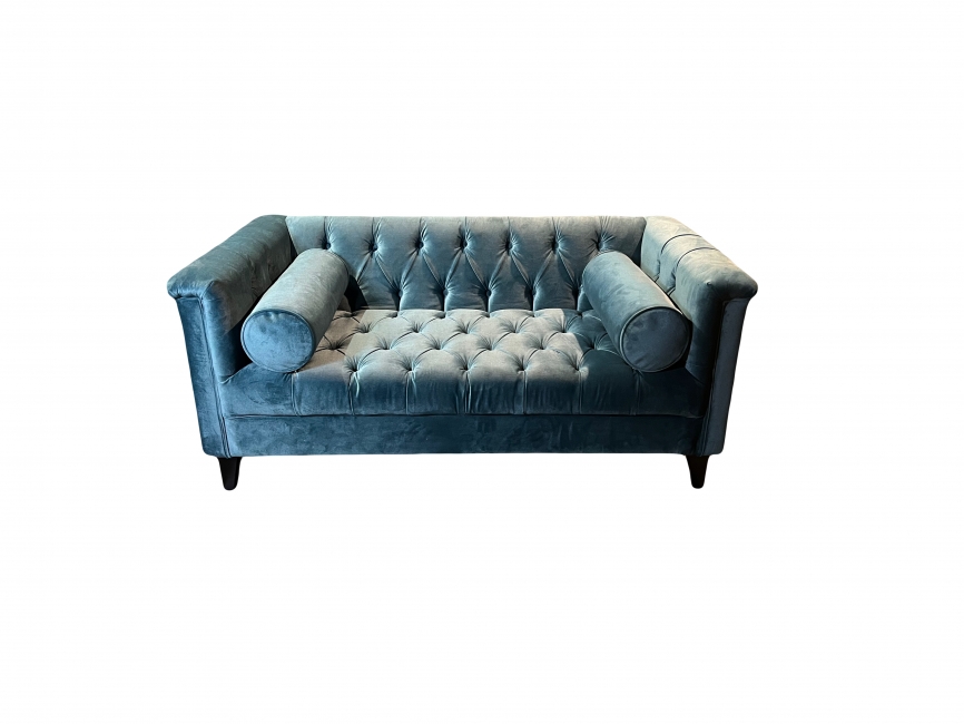 Classic Chester cu design elegant, capitonat cu nasturi, brațe rulate și detalii rafinate, perfect p